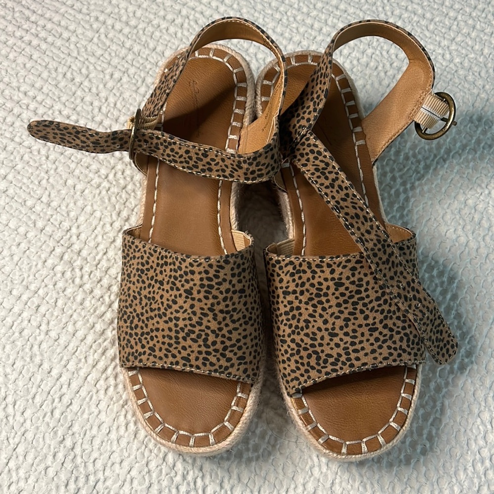 Universal threads platform sandals
